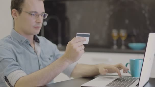 costume homme insérant le numéro de carte de crédit sur ordinateur portable
 - Séquence, vidéo