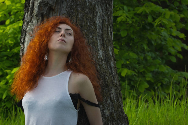 Femme rousse Nature Portrait
. - Photo, image