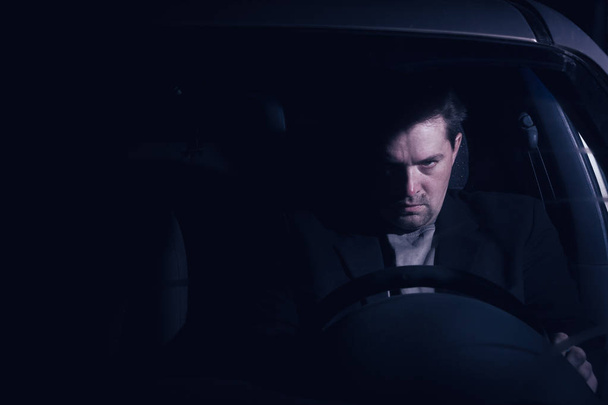zakenman rijden 's nachts  - Foto, afbeelding