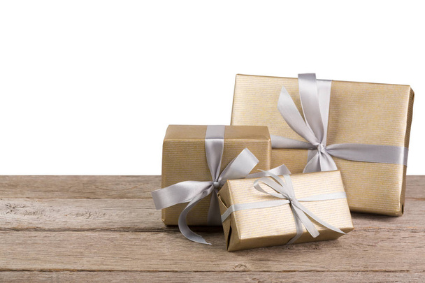 Cajas de regalo navideñas envueltas en papel sobre fondo blanco
 - Foto, Imagen