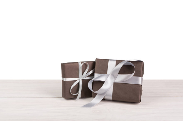 Cajas de regalo navideñas envueltas en papel sobre fondo blanco
 - Foto, imagen