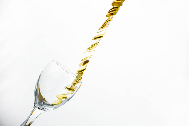 Kultakolikoita roiskuu lasilliseen samppanjaa seinälle backgrou
 - Valokuva, kuva
