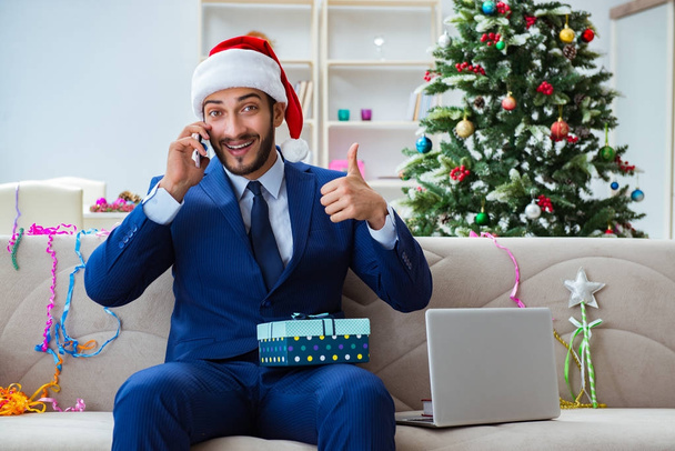 Homme d'affaires travaillant à la maison pendant Noël - Photo, image