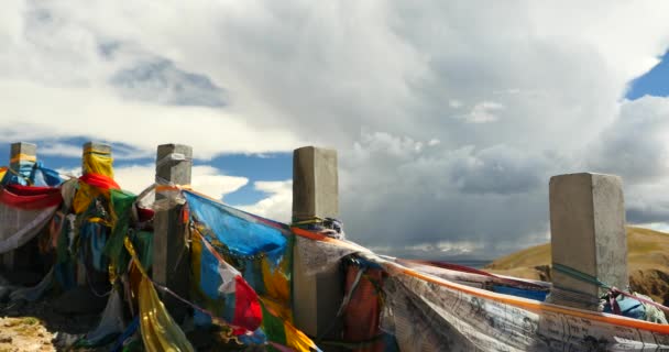 4k enorme massa nuvole rotolando sopra il lago namtso & montagna di neve, pregare bandiera nel vento
. - Filmati, video