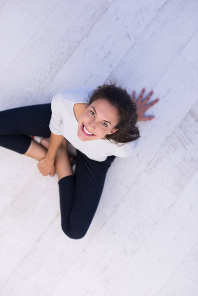 top view of young woman sitting on the floor - Foto, afbeelding
