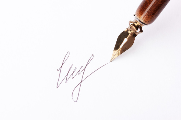 Closeup de assinatura (falso, não real) e caneta de tinta, isolado em branco
 - Foto, Imagem