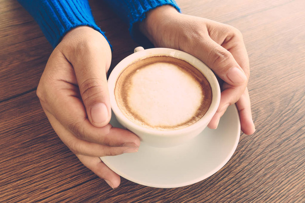 tazza di caffè tenuta in mano
 - Foto, immagini