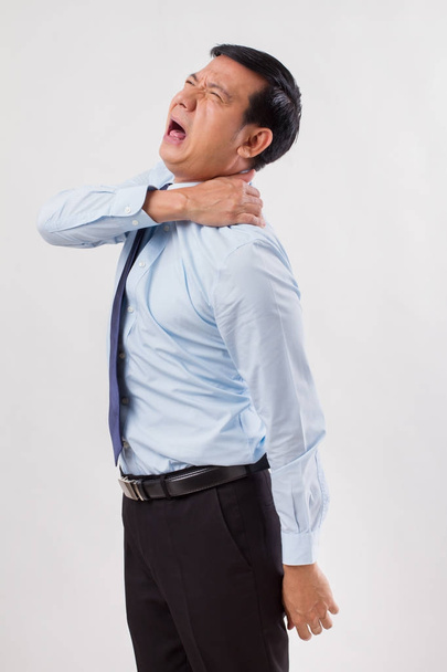 азіатський бізнесмен страждає від болю в шиї, артриту, подагри
 - Фото, зображення