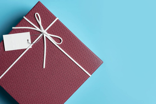 Red gift box, ribbon bundle - Foto, Imagen