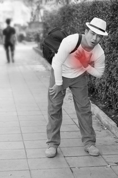 zieke man lijdt aan hartaanval - Foto, afbeelding