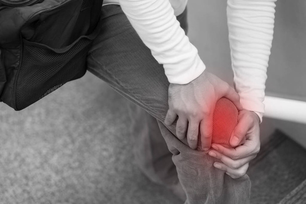 рука людини тримає біль в коліні, надмірна вага носіння
 - Фото, зображення
