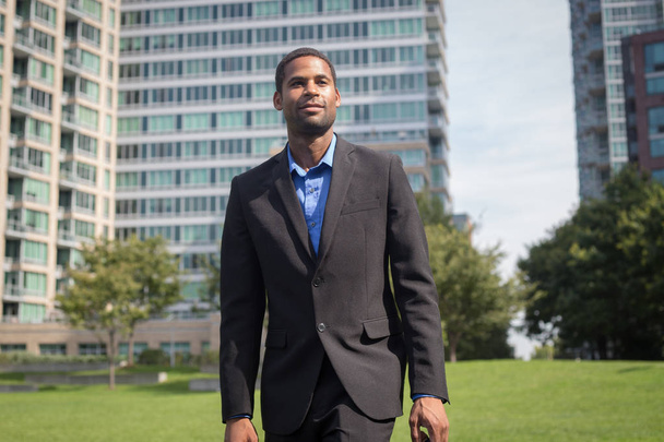 Modern afro-amerikai üzletember öltönyök, keresi éles és - Fotó, kép