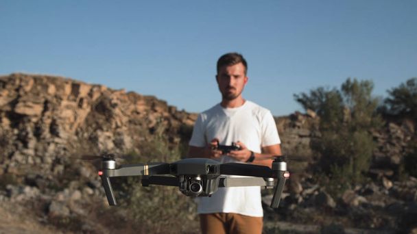 Hombre controlando drone con rc
. - Foto, imagen