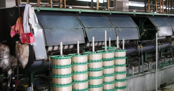 4 k produkcji tkanki w A Silk fabryka maszyn, Spinning maszyny Zbieraj jedwab. - Materiał filmowy, wideo