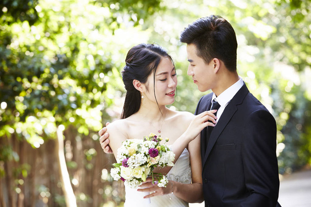 新婚のアジア カップルの屋外のポートレート - 写真・画像