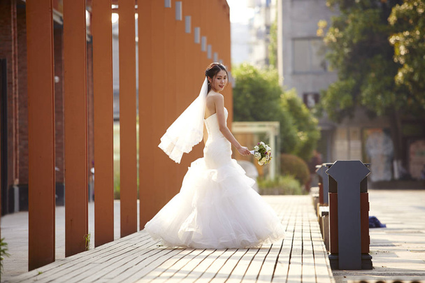 ázsiai menyasszony szabadtéri portréja - Fotó, kép