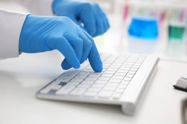 Співробітник хімічної лабораторії хімік стукає пальцями клавіатури
 - Фото, зображення
