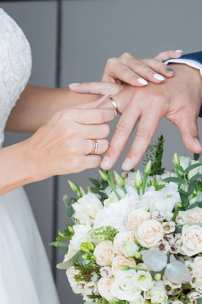 Le marié place la bague sur la main de la mariée. Photo en gros plan
 - Photo, image
