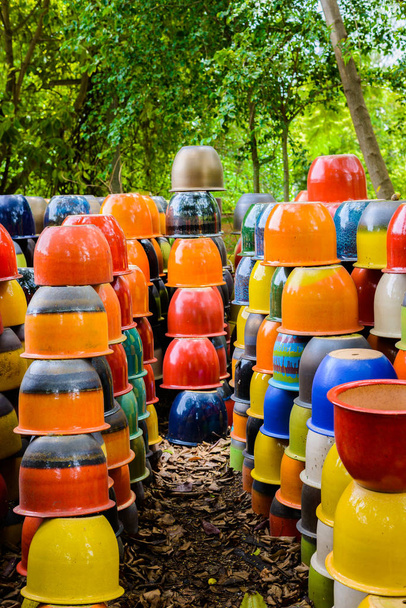 vícebarevné keramické misky, barevné hrnce a hrnky či vázy ručně - Fotografie, Obrázek