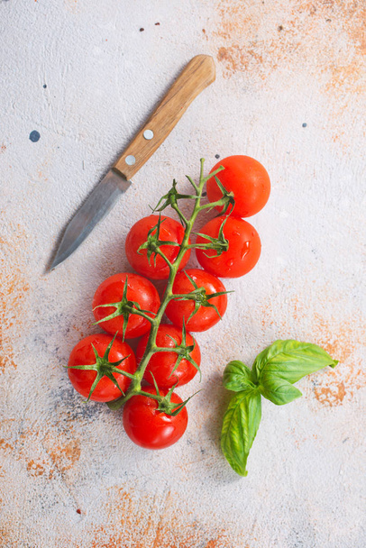Ветка с спелыми помидорами
  - Фото, изображение