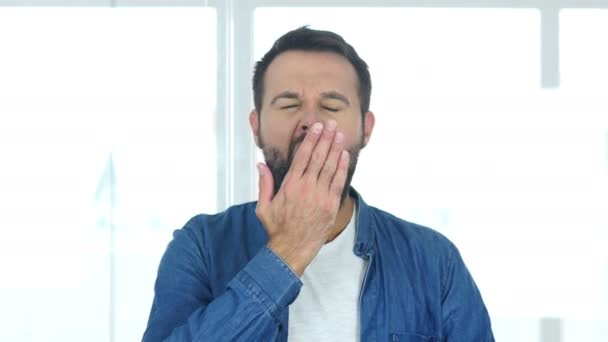 Zívání unavený vousy muž v úřadu, spánek - Záběry, video
