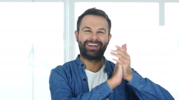 Applaudisseren, klappen baard Man zit in Office - Video