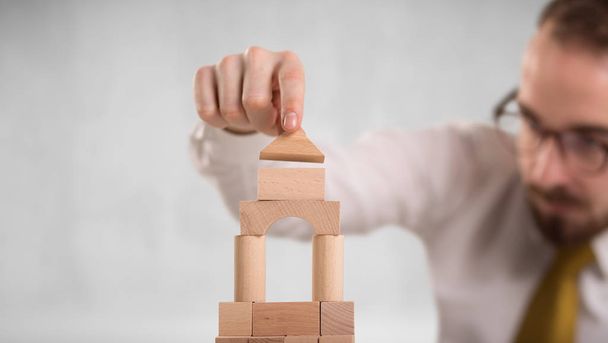Businessman building a tower - Foto, afbeelding