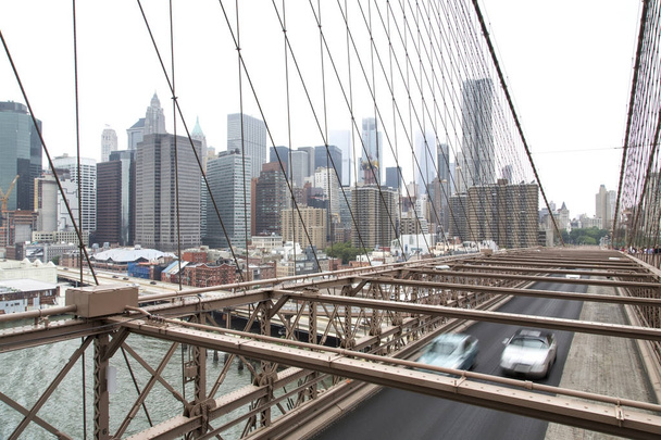New York, Lower Manhattan skyline gezien vanaf de Brooklyn Bridge - Foto, afbeelding