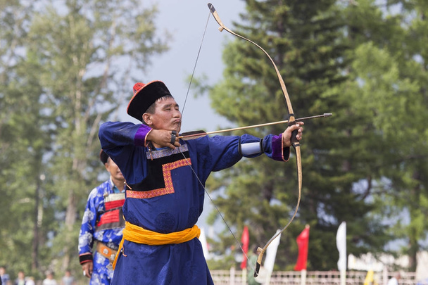 Young man shoots from a sports bow - Photo, Image