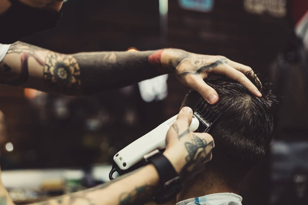 Barber shaving man in chair - Фото, зображення