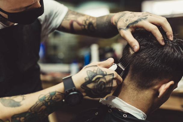 Barber shaving man in chair - Foto, immagini