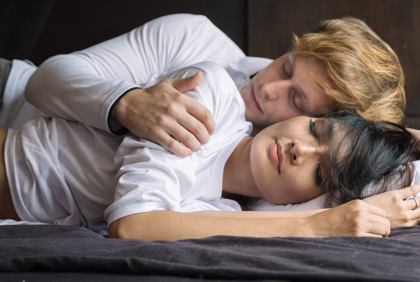 Verliefde paar omhelzen elkaar op de slaapkamer, romantische paar in l - Foto, afbeelding
