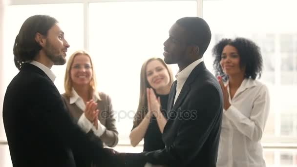Chef wirbt für belohnende afrikanisch-amerikanische männliche Mitarbeiter, gratuliert beim Händeschütteln - Filmmaterial, Video
