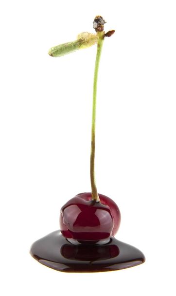 Cherry w czekoladzie na białym tle - Zdjęcie, obraz