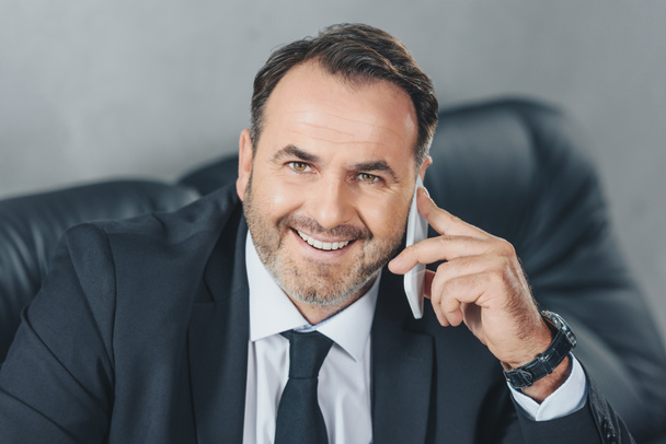 businessman talking by phone - Foto, immagini