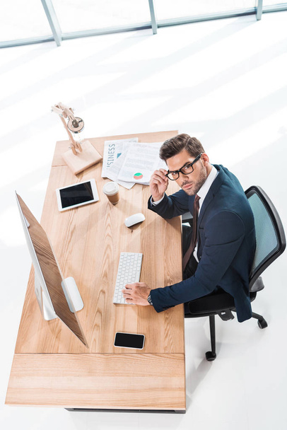 businessman working with desktop computer - Foto, imagen