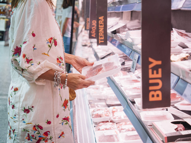 γυναίκα που αγοράζει κρέας στο σούπερ μάρκετ - Φωτογραφία, εικόνα