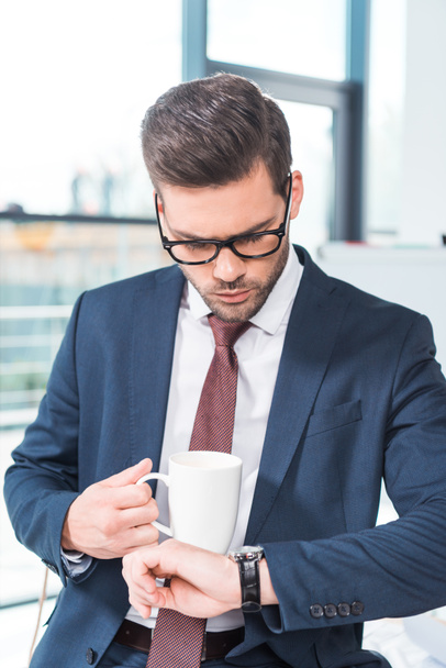 businessman drinking coffee in office - Fotografie, Obrázek