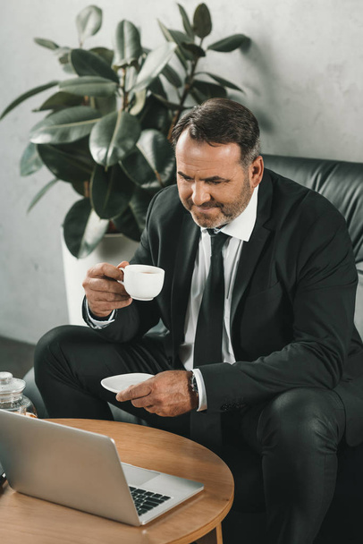 businessman drinking tea - Zdjęcie, obraz