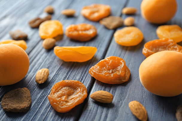 dried apricots and nuts - Foto, imagen