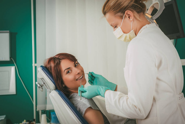 Nő a fogorvos irodájában - Fotó, kép