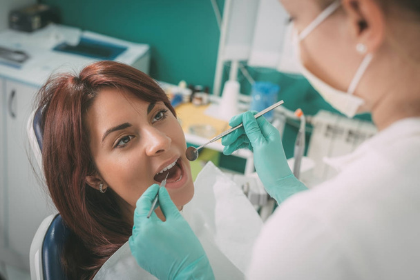 Frau in der Zahnarztpraxis - Foto, Bild
