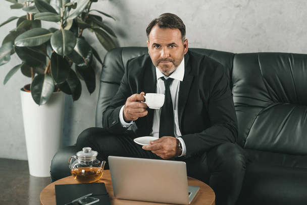 businessman drinking tea - Фото, изображение
