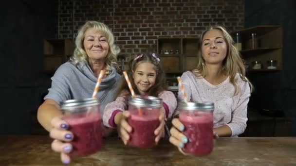 Χαρούμενη οικογένεια πίνοντας μούρο φρέσκο smoothie - Πλάνα, βίντεο