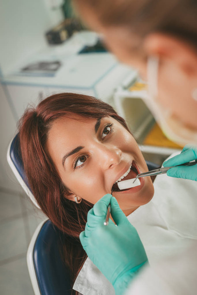 Жінка в кабінеті стоматолога
 - Фото, зображення