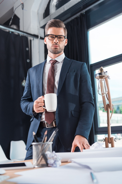 Бизнесмен пьет кофе в офисе
 - Фото, изображение