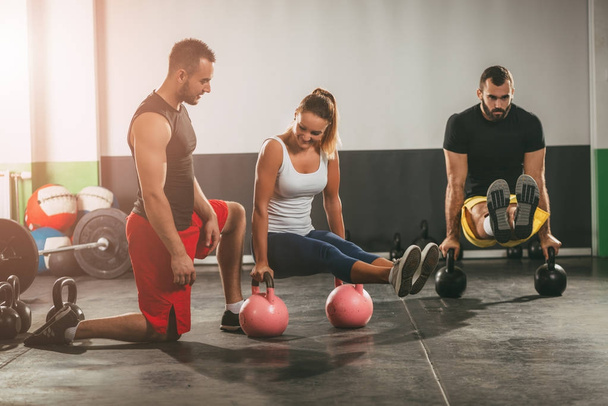 CrossFit trénink v tělocvičně - Fotografie, Obrázek