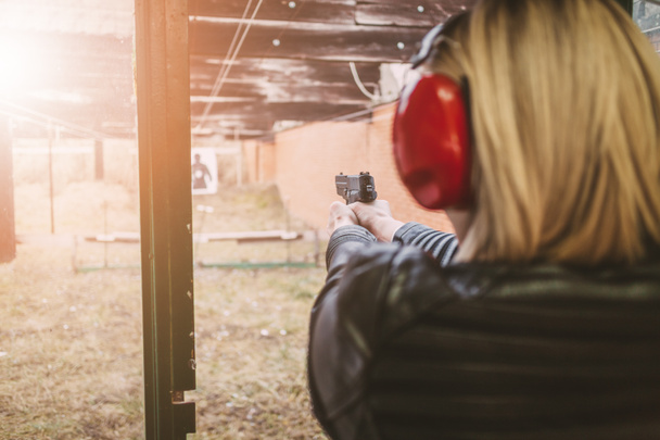 Woman Shooting With Gun - Foto, afbeelding