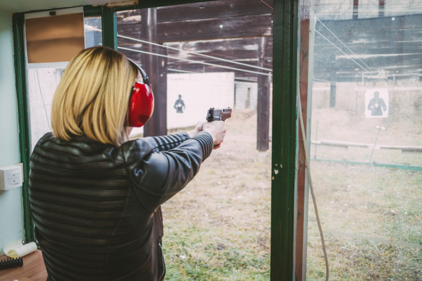 Женщина, стреляющая из пистолета
 - Фото, изображение