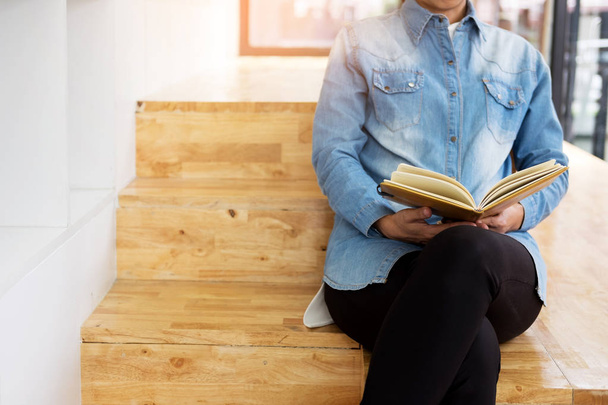 Huomaavainen naispuolinen opiskelija istuu Vakava lukeminen kirjan li
 - Valokuva, kuva